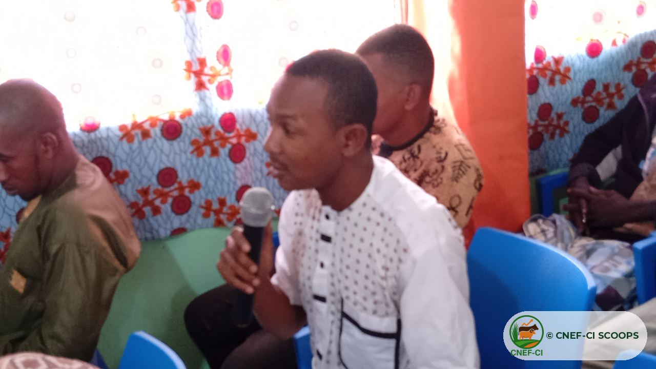 Un participant pose sa question lors de la séance de questions-réponses