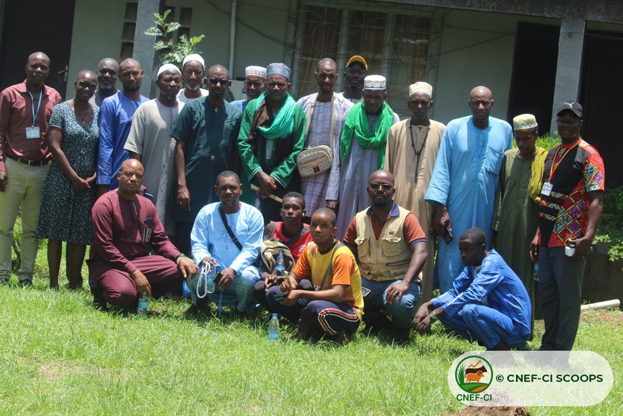 Photo de famille des éleveurs et agriculteurs après la formation CNEF-CI de Toumodi