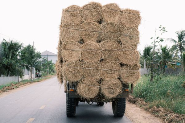 Camion chargé de fourrage en route vers un client