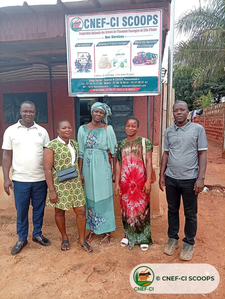 Membres de la CNEF-CI devant le siège de Yamoussoukro après une séance de travail