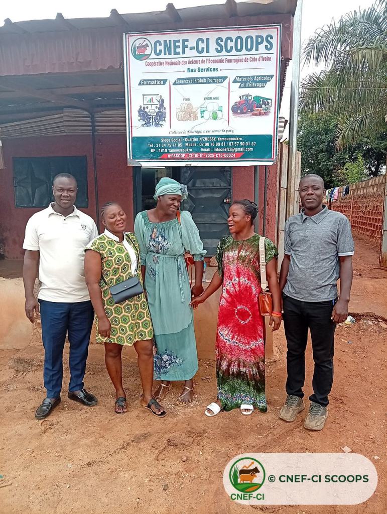 Membres de la CNEF-CI devant le siège de Yamoussoukro après une séance de travail