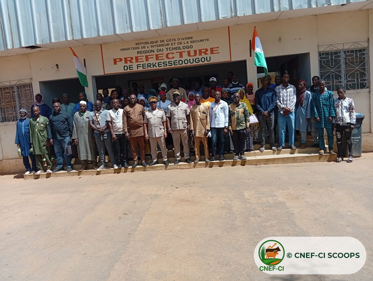 Photo de famille devant la préfecture de Ferkessédougou après la formation CNEF-CI